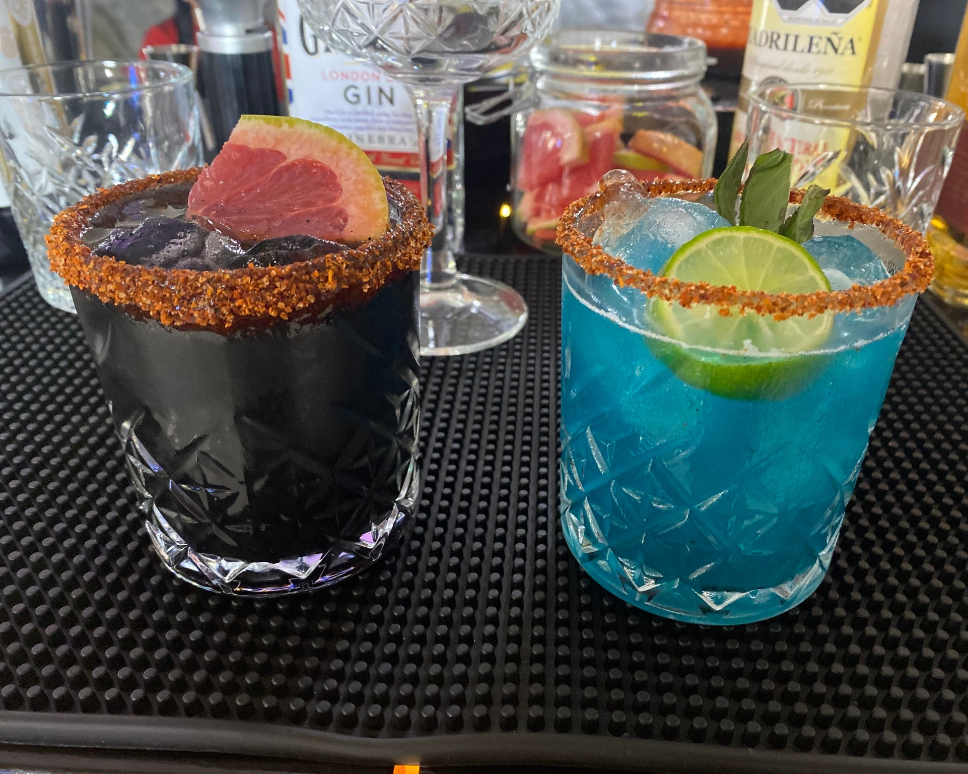Coctelería de Autor Azul y Negra